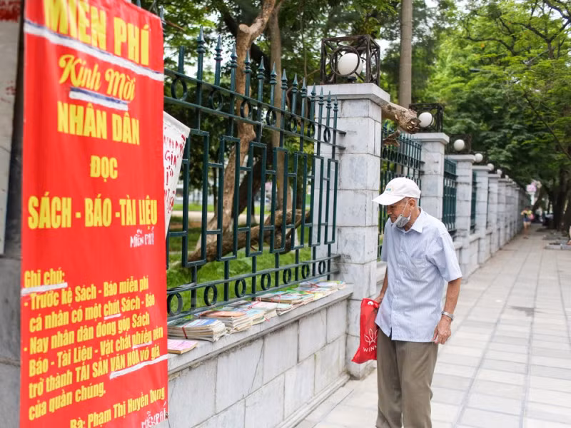 Những loại sách cũ, sách mới đều được bà bày biện đẹp đẽ trên bờ tường phía ngoài Gò Đống Đa đã thu hút nhiều người dân Thủ đô tìm đến.