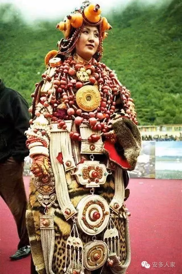 Một người phụ nữ mang trên mình đủ thứ xương trâu lâu năm, bạc nguyên chất, mã não, ngọc lam... nhìn qua cũng có thể thấy giá trị không hề nhỏ.