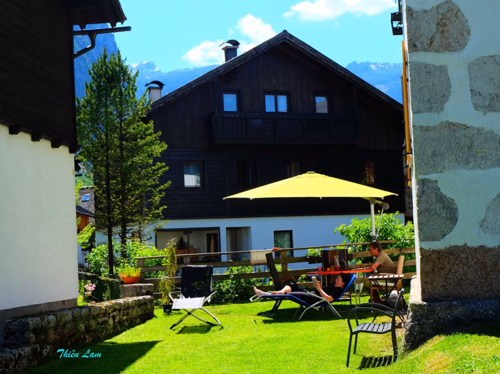 Người dân nơi đây trước kia sống chủ yếu dựa vào khai thác muối, nhưng hiện nay Hallstatt đã trở thành một nơi lý tưởng cho các du khách tới thăm. Nguồn thu của họ phần lớn là từ cho thuê nhà nghỉ, buôn bán đồ ăn, thức uống, hàng lưu niệm. Được thảnh thơi, an nhàn trong sân vườn đọc sách và phơi mình dưới nắng như này là một điều hầu hết chúng ta đều mong ước khi về già.