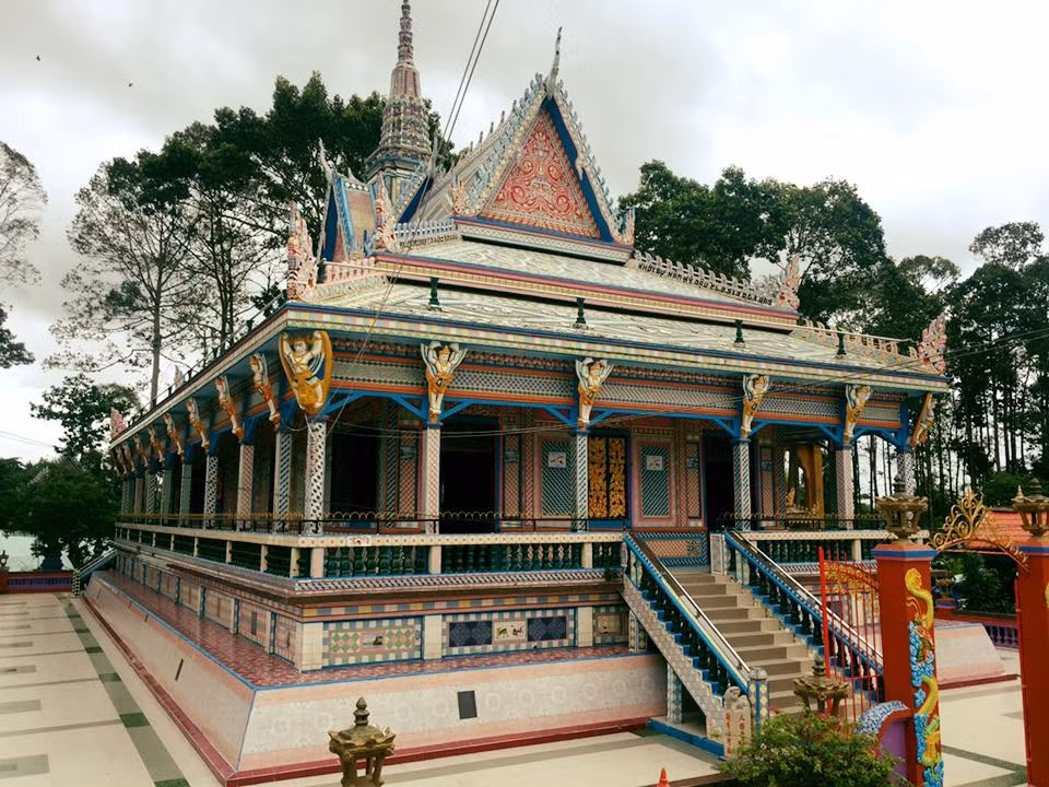 Ấn tượng đầu tiên khi đến đây là cổng chùa với 3 ngôi tháp được chạm khắc, đắp nổi với hoa văn và sắc màu rực rỡ mang đậm màu sắc văn hóa Khmer Nam Bộ. Kỹ thuật ốp sứ độc đáo đã tạo nên vẻ đẹp riêng rất ấn tượng của ngôi chùa. Đặc biệt, chùa Sà Lôn còn lưu giữ một bộ trường kỷ cẩn xà cừ và hai chiếc giường bằng gỗ quý hiếm được chạm, khảm rất tinh tế, nhà chùa mua lại trong phần gia sản của công tử Bạc Liêu năm 1947.