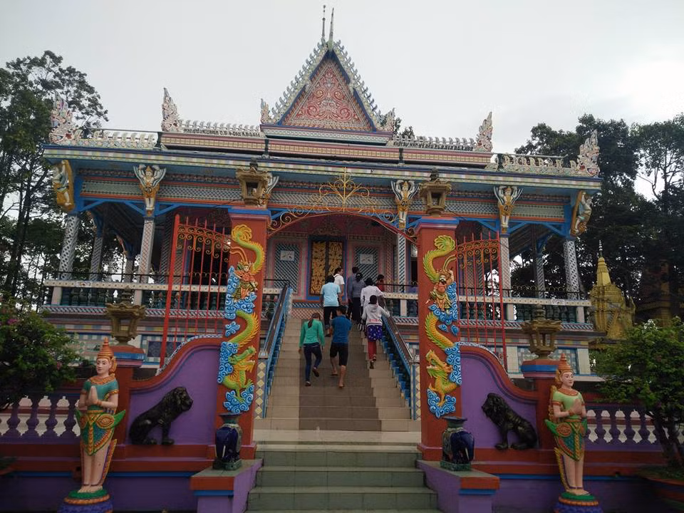 Có dịp đến Sóc Trăng, bạn không nên bỏ qua một chuyến tham quan, vãn cảnh Chùa Sà Lôn để hiểu rõ hơn về bản sắc văn hóa cũng như đời sống tâm linh của đồng bào Khmer Nam Bộ, đặc biệt có thể tìm đến chốn thanh tịnh, xua tan đi mọi mệt mỏi, lo toan của cuộc sống.