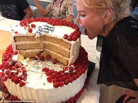  Nicole Kidman vừa đón sinh nhật tuổi 50 bên gia đình hôm 20/6 vừa qua. Chia sẻ khoảnh khắc vui vẻ bên chiếc bánh kem lớn, người đẹp viết: ”Rất hạnh phúc bên gia đình, không gì có thể làm tôi vui hơn thế! Cảm ơn các bạn vì tình yêu thương và những lời chúc mừng sinh nhật!"