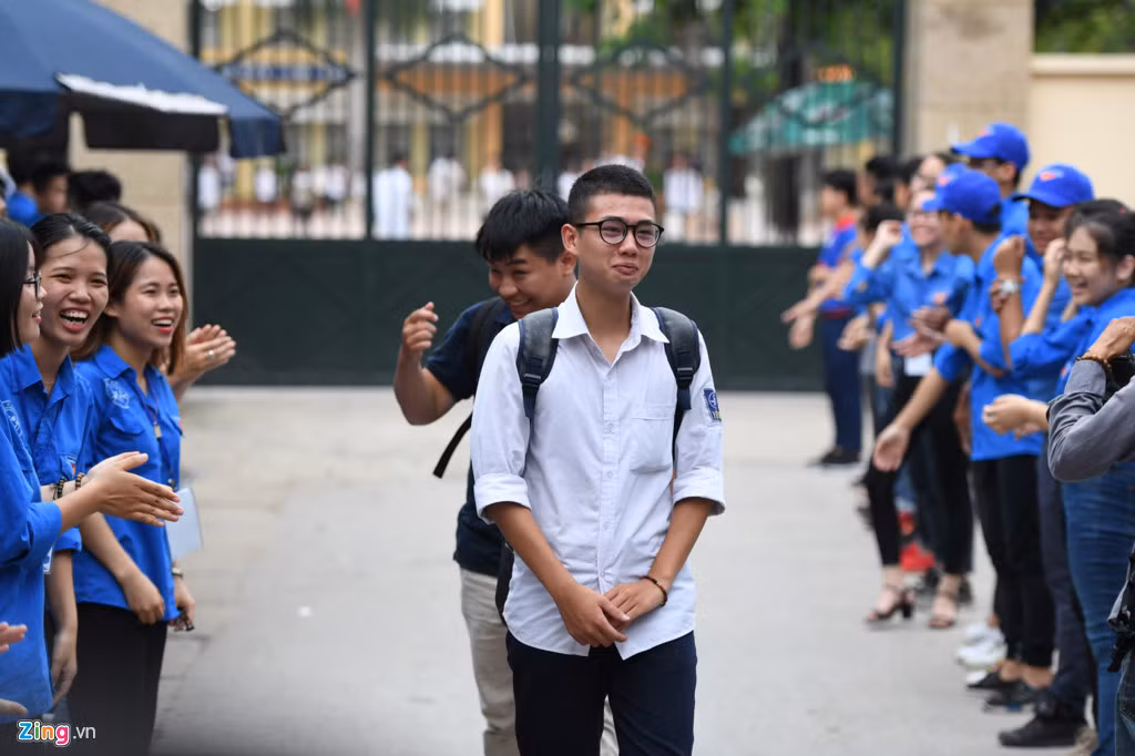 Một nam thí sinh xúc động khi nhìn thấy người nhà đón ngoài cổng.