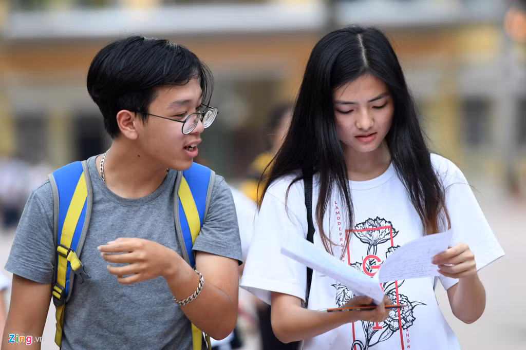 Sau khi ra khỏi địa điểm thi, nhiều bạn trẻ xem lại đề và trao đổi với thí sinh khác xem mình làm đúng hay sai.