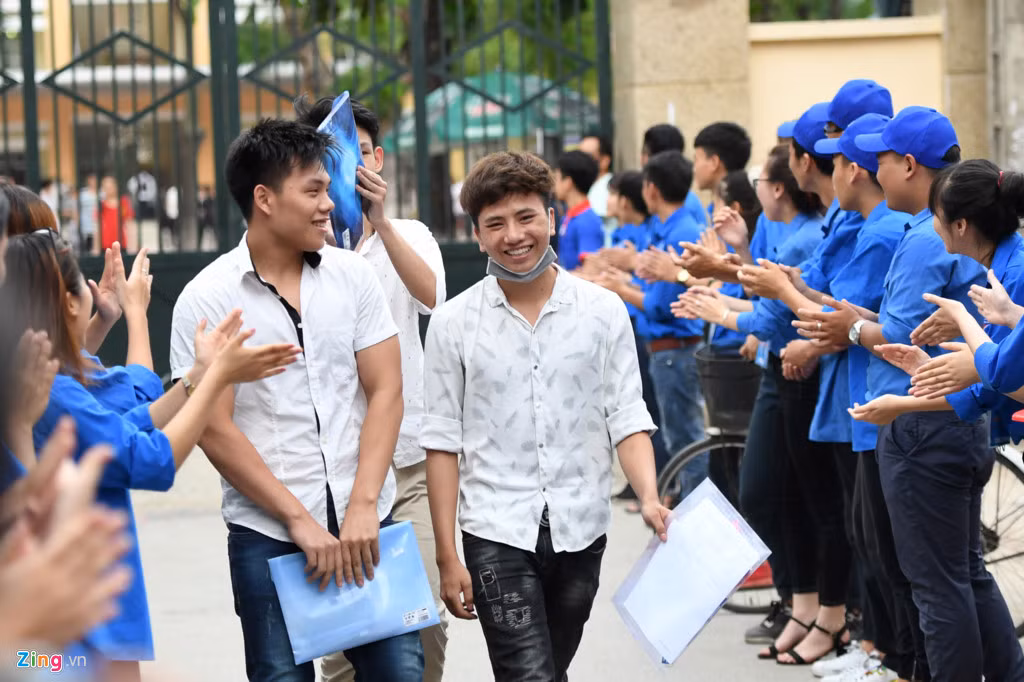 Nhiều thí sinh cho rằng đề thi không khó lắm, đã đề cập các chương trình học của lớp 12 nhưng sẽ khó cho những ai học kiểu lý thuyết và máy móc.