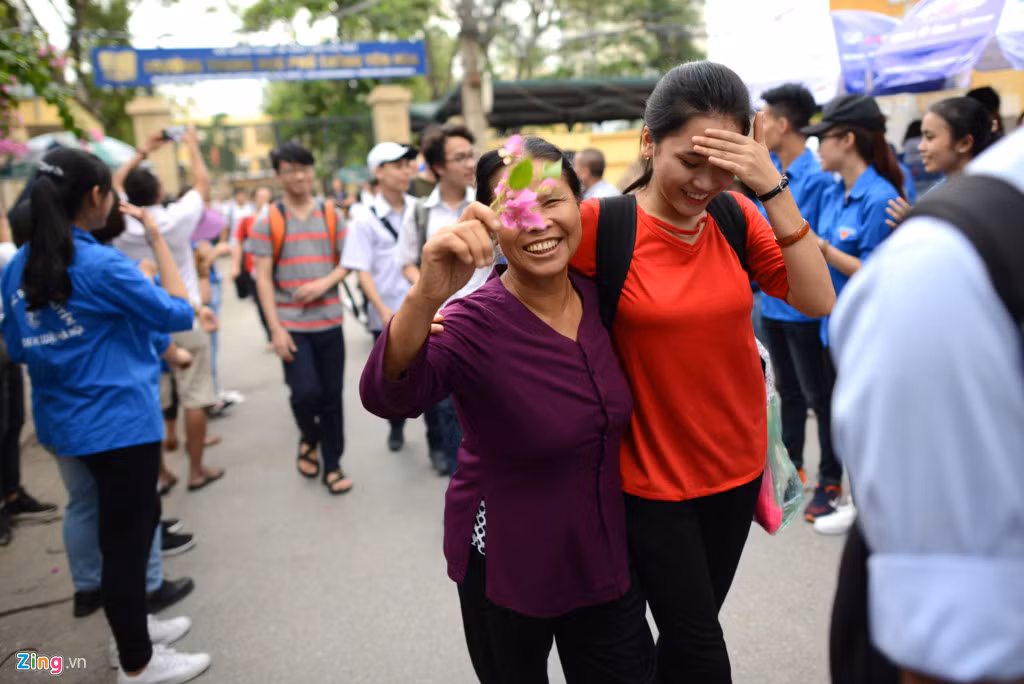 Sau giờ thi Toán chiều 22/6, bà Nguyễn Thị Đề ôm chầm lấy cháu gái Nguyễn Thị Thanh Xuân khi em vừa thi xong phần thi Toán, bước ra khỏi cổng trường tại điểm thi THPT Yên Hòa (quận Cầu Giấy, Hà Nội).