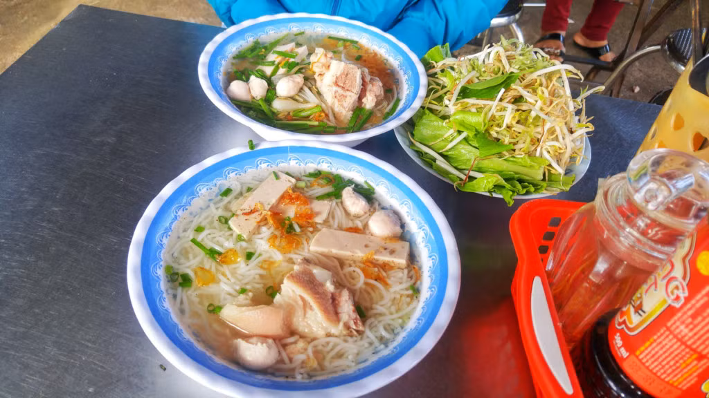 Chúng tôi qua phà Cát Lái đến Đồng Nai. Trời còn tờ mờ sáng, xe nhanh chóng đến QL 51 rồi rẽ trái vào đường Phú Mỹ - Tóc Tiên - Bình Ba - Đá Bạc, đi tắt ra Bình Châu hướng QL 55 mà không cần phải đi qua Bà Rịa. Con đường rộng rãi này buổi sáng rất mát, vắng vẻ, qua những cánh đồng cao su bạt ngàn thẳng tắp. Sau khi có những ảnh tuyệt vời, chúng tôi dừng lại ăn sáng ở ngã sáu Đá Bạc với món hủ tíu giò heo, ngon và rẻ.