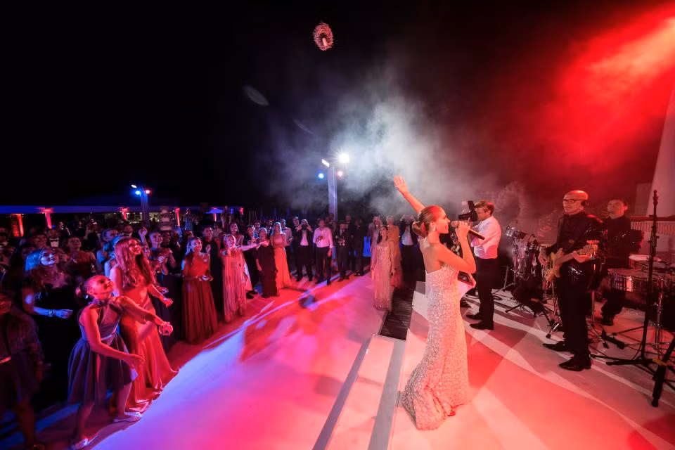 Đích thân cô dâu Victoria lên sân khấu hát tặng quan khách. Nhiều cô gái hào hứng đón lấy bó hoa cưới từ tay nữ chính.