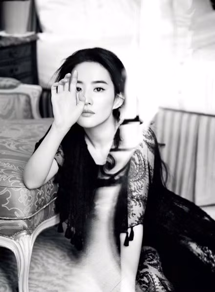 Nữ diễn viên 29 tuổi là một trong những gương mặt nổi tiếng hàng đầu của showbiz Hoa ngữ. Cô cũng là cái tên xuất hiện đều đặn tại các LHP danh giá trên thế giới.