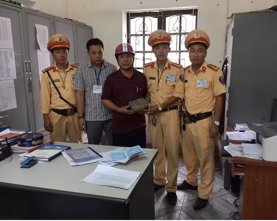 CSGT Ha Tinh tra lai 450 trieu dong bo quen trong cop xe vi pham-Hinh-2