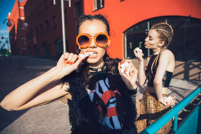 3 cach giup mai toc vao nep du phai doi mu bao hiem-Hinh-2