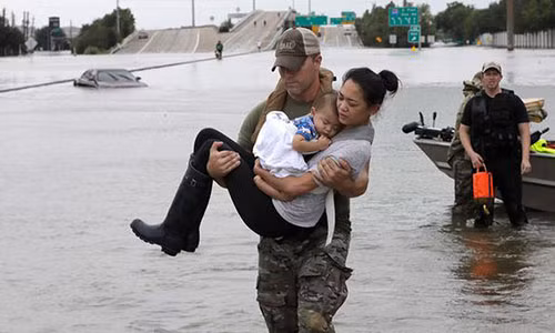 Anh canh sat My cuu hai me con goc Viet sau bao gay sot