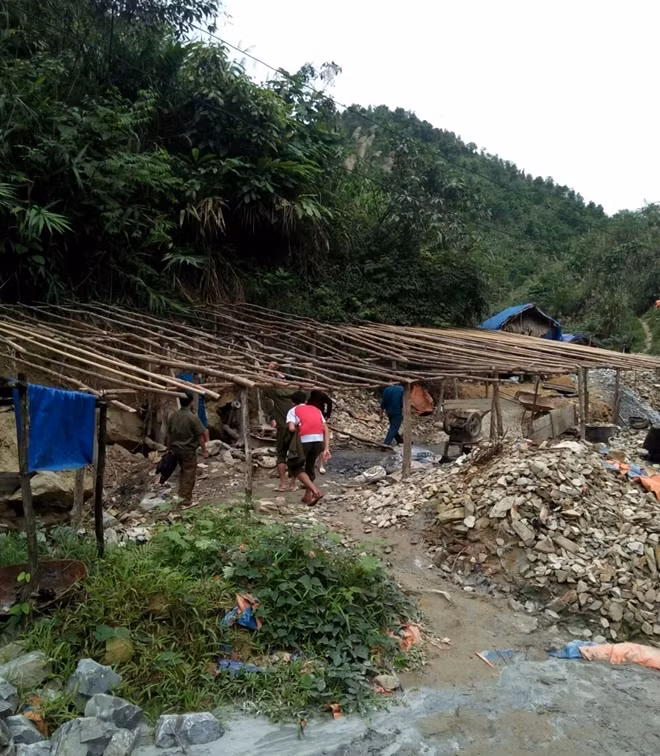 Lực lượng chức năng tiến hành truy quét, phá lán trại tại khu vực Dốc Mới.