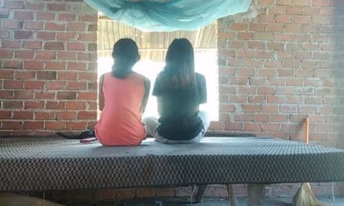 Nguoi cha lan loi quyet tim cong ly cho 2 con bi xam hai