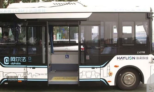 Chiếc xe buýt tự động đầu tiên đang chạy thử nghiệm tại Thâm Quyến, Trung Quốc. Ảnh:SCMP