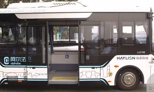 Chiếc xe buýt tự động đầu tiên đang chạy thử nghiệm tại Thâm Quyến, Trung Quốc. Ảnh:SCMP