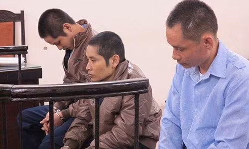 Ba anh em tại phiên toà (bị cáo Hạnh bị khuyết tật ngồi giữa).