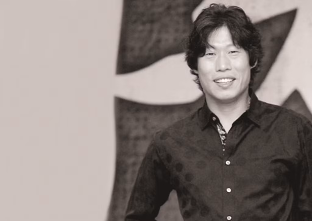 Thêm một nam diễn viên không có ngoại hình nổi bật nhưng lọt vào bảng xếp hạng, đó chính là Yoo Hae Jin. Anh đứng ở vị trí thứ 28. Tương tự Song Kang Ho, Yoo Hae Jin chinh phục khán giả bằng tài năng của mình.