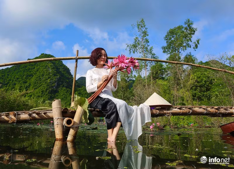 Mặc dù không phải mùa lễ hội nhưng cứ "đến hẹn lại lên", mỗi dịp Thu về Suối Yến lại có dịp đón rất nhiều du khách đến tham quan, chụp ảnh lưu lại vẻ đẹp lãng mạn, nên thơ với màu tím rịm của hoa súng phủ kín mặt sông.