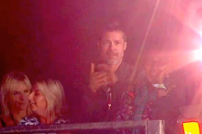 Brad Pitt bi don "tro lai tinh truong" voi bong hong moi