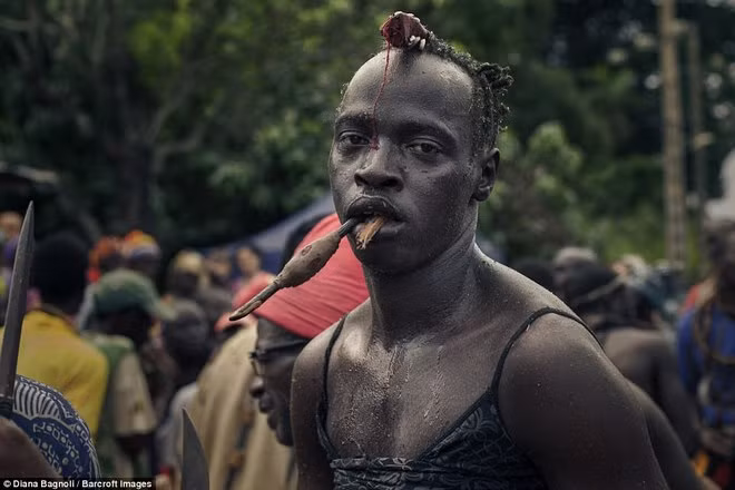 Loạt ảnh ấn tượng được nhiếp ảnh gia Diana Bagnoli ghi lại hồi tháng 11.2016 sau khi cô biết tới nghi thức kì lạ này. Trước khi vào rừng, mọi thanh niên bị cạo trọc đầu và không được phép tiếp cận phụ nữ cho tới khi quay trở lại.