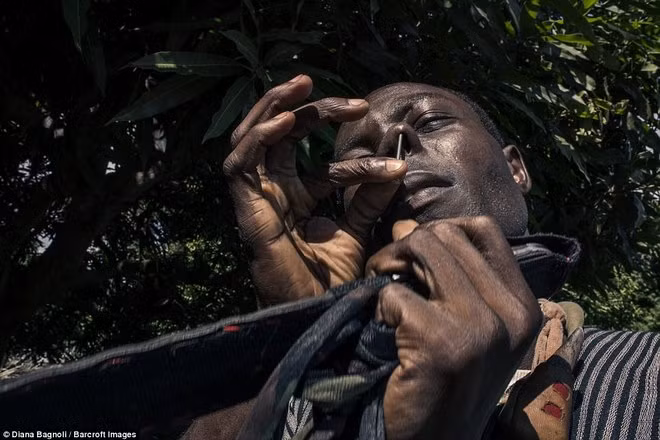 Sau khi lễ trưởng thành kết thúc, những thanh niên này sẽ được chào đón vào cộng đồng. Trong thời gian những nam thanh niên ở trong rừng, nữ giới bị cấm tiệt lại gần. Chỉ có những em bé nhỏ tuổi được phép lại gần để trao thức ăn cho họ.