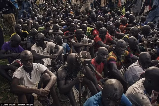 Đó là một nghi thức trưởng thành không giống bất kì thứ gì khác trên đời – nơi kiểm nghiệm một cách vô cùng khủng khiếp sức bền và sự dẻo dai của những thanh niên sắp bước sang tuổi trưởng thành. Những thanh niên trai tráng tới khu vực Ziguinchor tại Senegal, châu Phi và có một tháng thực hành lễ trưởng thành đầy đau đớn.