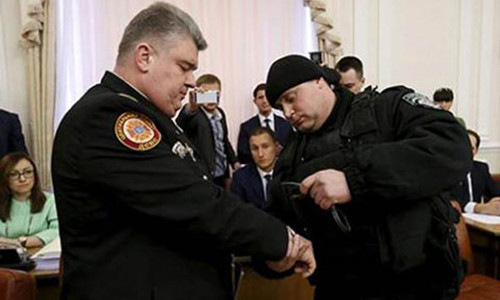 Năm 2015, lãnh đạo Cục Tình huống khẩn cấp Sergiy Bochkovsky bị còng tay giữa cuộc họp hội đồng bộ trưởng Ukraine vì tham nhũng.