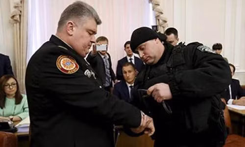 Năm 2015, lãnh đạo Cục Tình huống khẩn cấp Sergiy Bochkovsky bị còng tay giữa cuộc họp hội đồng bộ trưởng Ukraine vì tham nhũng.