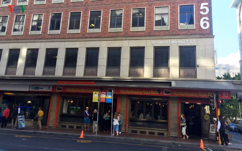 Trước khi đặt phòng, hãy chú ý đến vị trí của nơi bạn ở. Nên tìm nơi nghỉ thuận tiện cho việc đi lại, gần bến xe buýt, ga tàu điện ngầm hay trung tâm thành phố... tùy thuộc nhu cầu của bạn.