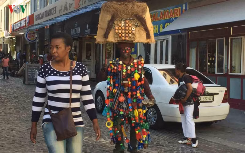 Hãy bỏ chút thời gian tìm kiếm các hoạt động và các điểm đến miễn phí gần nơi bạn ở. Tìm hiểu về các điểm du lịch hàng đầu, những cửa hàng giảm giá... Thực hiện một tour đi bộ để khám phá khu vực xung quanh.