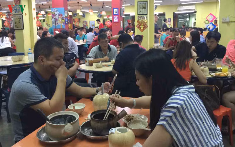 Hãy tìm hiểu và ăn tại các nhà hàng mà số đông người bản địa thường lui tới, đảm bảo bạn sẽ được thưởng thức món ăn ngon miệng với giá bình dân. Không nên ăn ở những nhà hàng gần các điểm du lịch nổi tiếng.