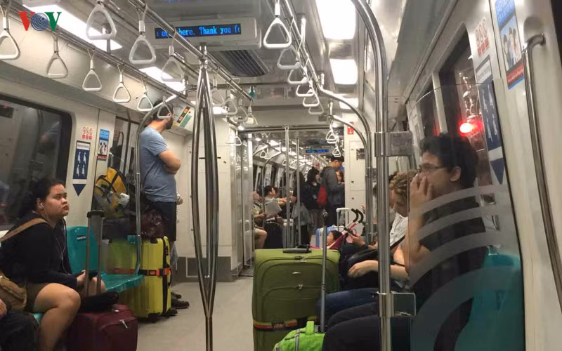 Nếu bạn nghỉ xa trung tâm thành phố hay các điểm du lịch, hãy sử dụng phương tiện giao thông công cộng để đến các điểm tham quan với chi phí tiết kiệm nhất.