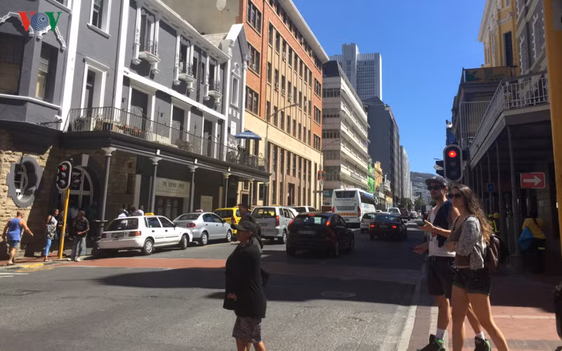 Tuy nhiên, bạn cần biết khi nào nên tiết kiệm và khi nào nên "phóng tay". Ăn ở một nhà hàng đẹp vào ngày cuối cùng của kỳ nghỉ hay đi mat-xa thư giãn phục hồi sức khỏe sau một ngày khám phá cũng là ý tưởng hay. Quản lý ngân sách du lịch tốt là yếu tố quan trọng giúp cho chuyến đi của bạn thành công.