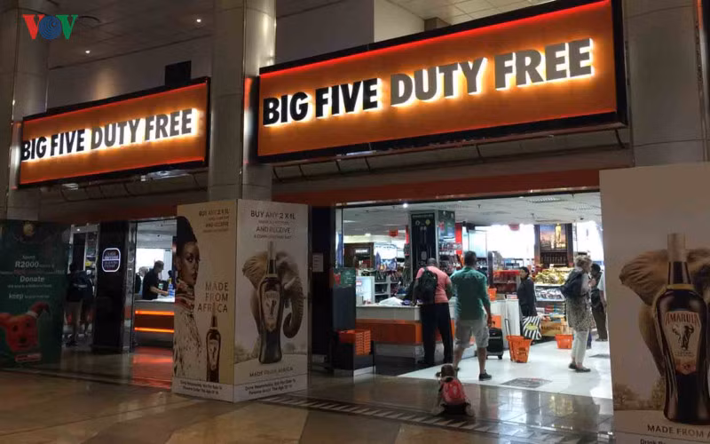 Mua sắm tại các cửa hàng miễn thuế hoặc giữ các hóa đơn để có thể hoàn thuế tại sân bay.