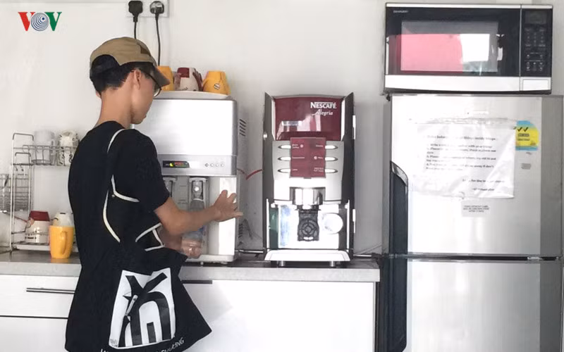 Mang đồ ăn nhẹ / nước trong khi đi chơi để cung cấp thêm năng lượng. Đôi khi, bạn phải chi một số tiền không ít cho nhu cầu này tại các khu vui chơi nếu đi đoàn đông trẻ em. Hãy để một vài thanh sô cô la, bánh ngọt, sữa hay pho-mat vào túi mang theo khi đi chơi.