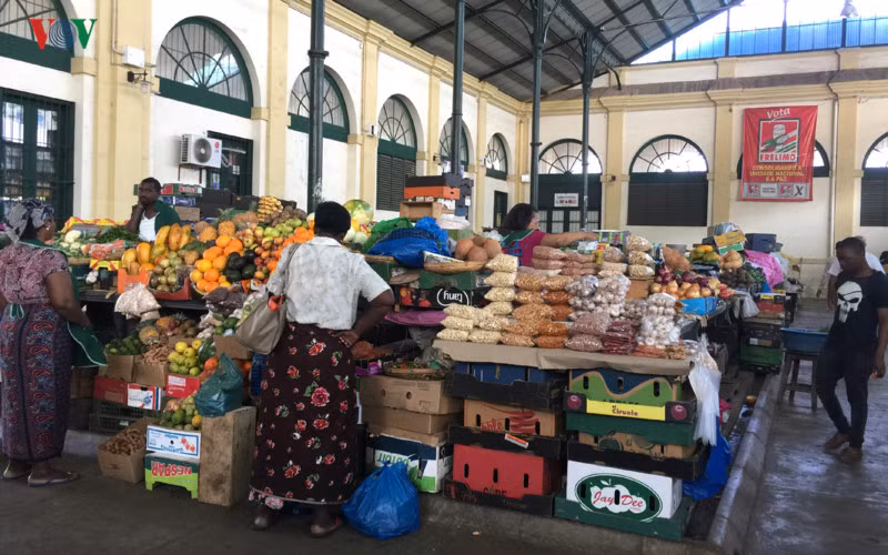 Mua đồ ăn tại các chợ, các cửa hàng địa phương vừa rẻ lại vừa là cơ hội để bạn khám phá cuộc sống của người bản xứ. Ngoài ra, tại đây, bạn có thể thưởng thức ẩm thực mà không phải trả mức giá cao như ở nhà hàng.