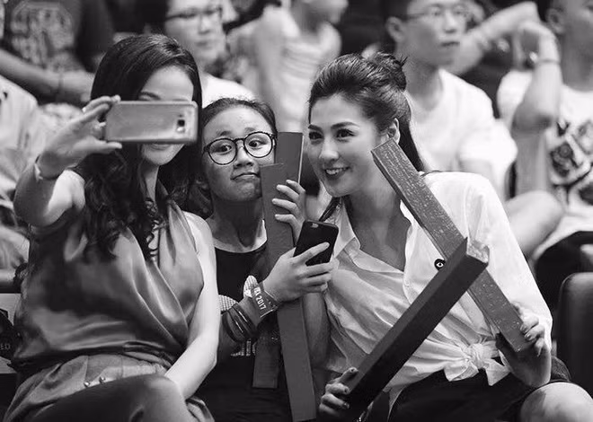 Được biết, cả 3 người con đều được đặt tên anh, lần lượt là Tú Anh - Linh Anh - Tuệ Anh. Theo lời kể của mẹ Tú Anh, 3 chị em cô có tính cách hoàn roàn trái ngược nhau. Trong số đó, cô em thứ của Á Hậu Tú Anh là Linh Anh là người chỉn chu nhất nhà. Mẹ á hậu chia sẻ: "Cứ nhớ mãi một con bé nhỏ tí tẹo, thế mà tối nào cứ 19h là ngồi cùng ông xem thời sự. Nó là đứa hay xem tivi nhất nhà, chắc thế nên trong mấy chị em có vẻ nó "già" nhất".