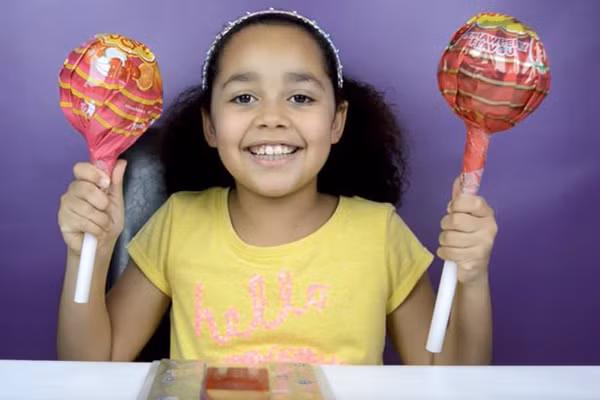 2. Tiana Wilson Cô bé Tiana Wilson đến từ Nottingham, nước Anh đã có hơn 6,6 triệu người theo dõi cùng 4 tỉ lượt xem trên kênh Youtube của mình nhờ những video mở và review các loại đồ chơi, đồ ăn vặt cho trẻ nhỏ.