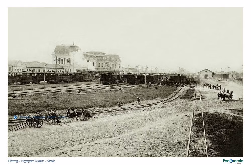 Năm 1972, giặc Mỹ đã ném bom Hà Nội, trong đó Ga Hà Nội là một mục tiêu quan trọng, Đảng bộ, CBCNV Ga Hà Nội đã không quản ngại vất vả, hy sinh để bảo quản và vận chuyển hàng hoá, khôi phục nhà ga, đường tàu để đảm bảo giao thông thông suốt. Trong thời kỳ này, nhiều tập thể, cá nhân trong Ngành Đường sắt đã được Đảng và Nhà nước phong tặng danh hiệu Anh hùng.