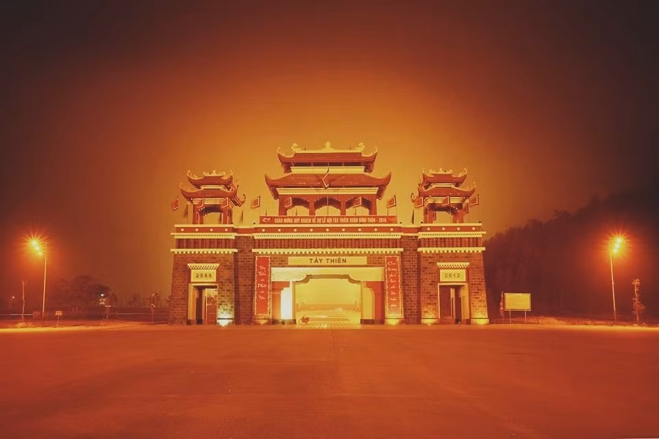 Trong gần 1.500 bức ảnh tham dự cuộc thi “Chinh phục bóng tối”, người xem dễ dàng bắt gặp nhiều công trình mang tính biểu tượng. Trong ảnh là Thiền viện Trúc Lâm Tây Thiên, Vĩnh Phúc. Tại đây, tín ngưỡng thờ Mẫu và Phật giáo hòa quyện tạo thành bầu không khí thanh tịnh, linh thiêng. Không khí ấy phần nào được khắc họa qua ảnh dự thi của Alice Nguyệt.