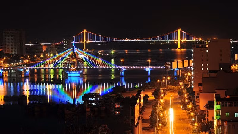 Bên cạnh danh hiệu “thành phố đáng sống”, Đà Nẵng được du khách ưu ái gọi tên “thành phố của những cây cầu”. Nếu mang lòng say mê cảnh đẹp Đà Nẵng, du khách sẽ thêm yêu dòng sông Hàn hiền hòa chảy trong lòng thành phố, hay những cây cầu độc đáo bắc qua sông này. Ảnh: Nguyễn Tài.