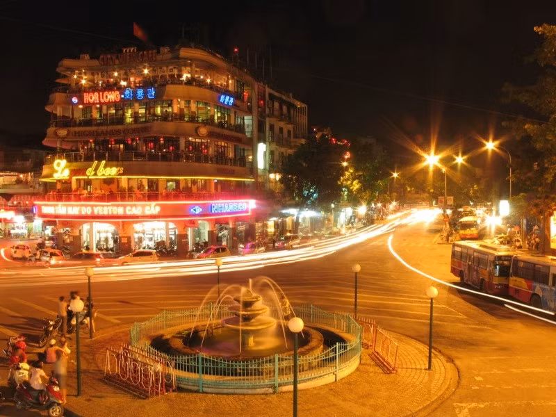 Hàm Cá Mập trên quảng trường Đông Kinh Nghĩa Thục cũng là một địa điểm biểu tượng của thủ đô. Từ đây tòa nhà 6 tầng này, du khách có thể phóng tầm mắt ngắm cảnh hồ Gươm hay khu phố cổ, tận hưởng bầu không khí trong lành của trời đêm Hà Nội để tạm rời xa cái náo nhiệt, bụi bặm. Ảnh: Alone.