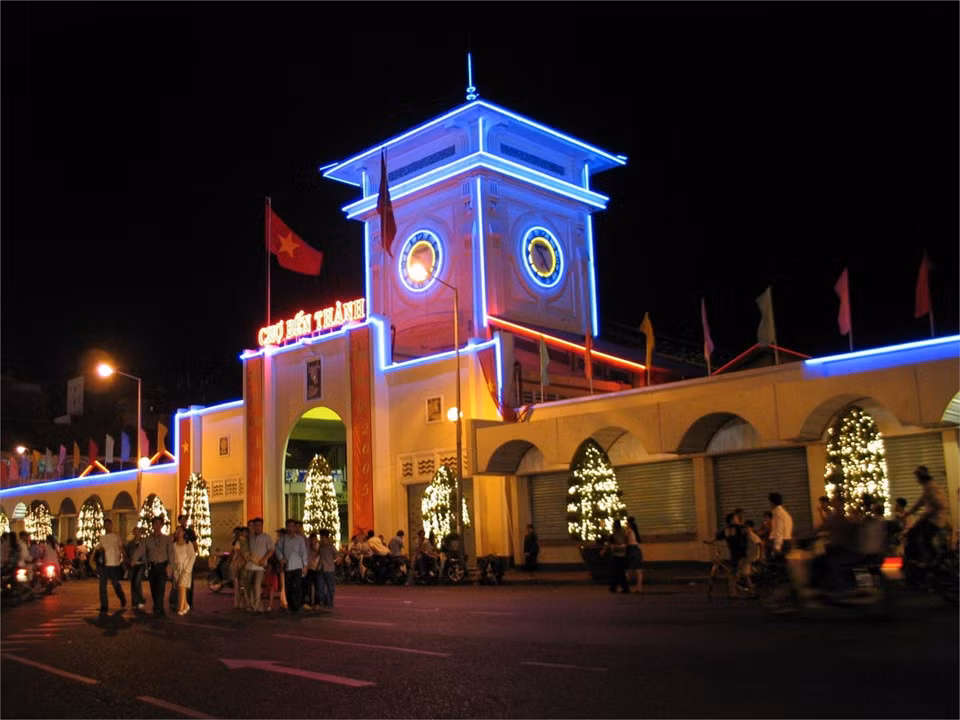 Chuyến tham quan Sài Gòn sẽ không thể trọn vẹn nếu du khách chưa thăm ngôi chợ náo nhiệt Bến Thành, thưởng thức những món ăn truyền thống hay mua những món quà lưu niệm xinh xắn. Hơn 100 năm qua, chợ Bến Thành đã trở thành trung tâm của trung tâm Sài Gòn, là biểu tượng của thành phố năng động này. Ảnh: Đỗ Hoàng Dương.