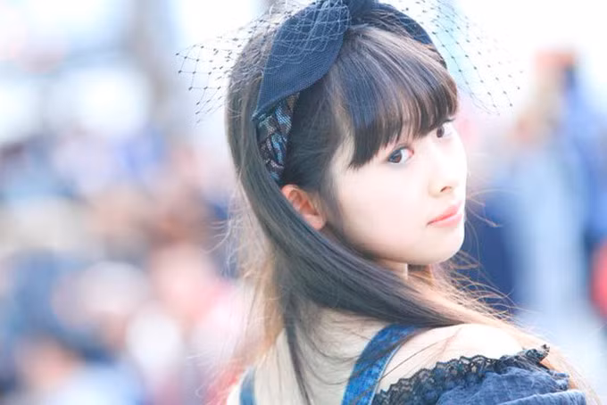 Ayaka Imoto sinh ngày 23/10/2003 ở tỉnh Kyoto (Nhật Bản). Ayaka học múa bale từ nhỏ và từng đạt rất nhiều giải thưởng. Cô cũng từng tham gia dẫn chương trình và ca hát cho một số sự kiện ở quê nhà.