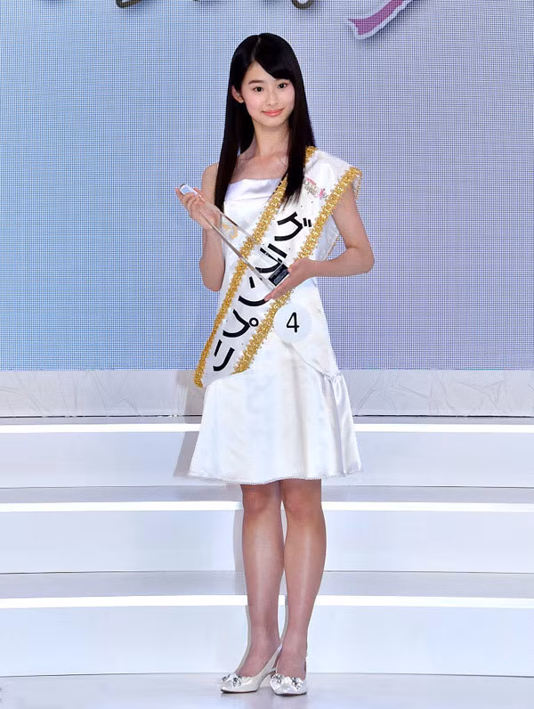 Dù chỉ mới 14 tuổi nhưng Ayaka Imoto đã sở hữu chiều cao vượt trội, 1,63 m cùng gương mặt thanh tú. Chiến thắng này của Ayaka nhận được rất nhiều lời khen ngợi từ khán giả. Vẻ đẹp trong sáng, thuần khiết của Thiếu nữ quốc dân Nhật Bản 2017 được đánh giá rất cao. Mọi người đều đang rất trông chờ sự thể hiện của Ayaka Imoto trong thời gian tới.