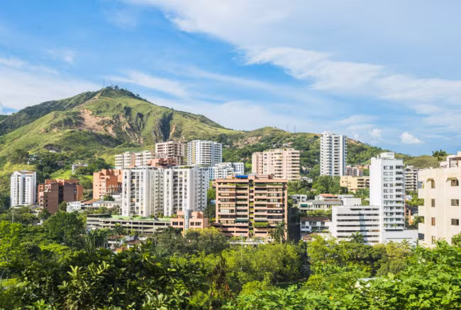 Colombia: Quốc gia Nam Mỹ này ngày càng trở thành địa điểm du lịch phổ biến, theo blogger Joe Wareham. Một trong trong những điểm đến hấp dẫn là vùng Cali, được mệnh danh là thủ đô của âm nhạc salsa. Chi phí thuê phòng nghỉ ở đây khoảng 10 USD/đêm, bao gồm một khóa học salsa vào buổi tổi.