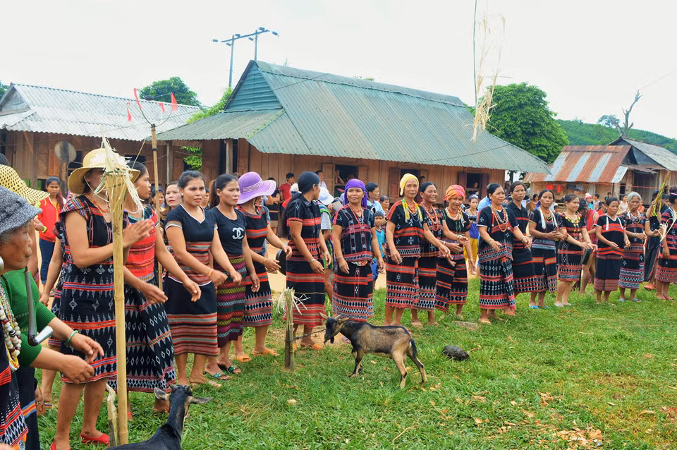 Ban tổ chức Arieu Ping còn ghép thêm cả những tiết mục văn nghệ, bắn nỏ, ném vòng bắt duyên để lễ hội thêm phần phong phú, hấp dẫn.