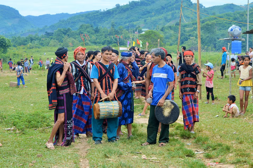 Theo phong tục của người Pa Cô, sau hơn 10 năm trở lên, tùy theo điều kiện kinh tế của từng bản làng mà Lễ hội Arieu Ping được tổ chức để cất bốc hài cốt, phần mộ của những người đã khuất để quy tập về chôn cất một chỗ. Năm 2017, lễ Arieu Ping được tổ chức tại làng A Đăng, xã Tà Rụt, huyện Đakrông, Quảng Trị. Lễ hội được tổ chức với 7 công đoạn và 19 nội dung hoạt động cơ bản như nghi lễ cất bốc và an táng hài cốt cho người đã khuất; cúng tế; lễ đâm trâu hiến tế…