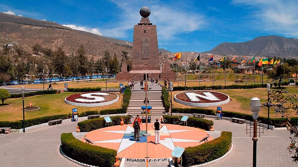 Đường giữa thế giới, Ecuador: Điểm tham quan hút khách này ở Ecuador có một tượng đài và một vạch màu vàng tượng trưng cho đường xích đạo, nơi chia thế giới làm đôi. Ảnh: Keteka.
